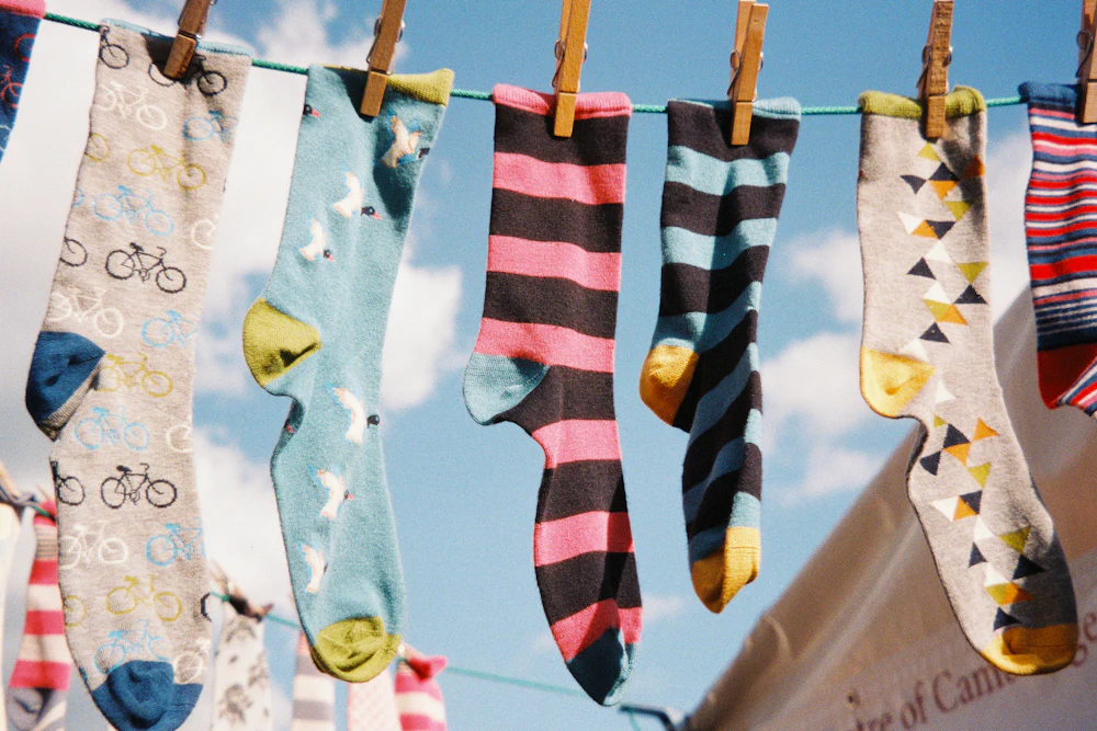 Chaussettes dépareillées suspendues à un fil