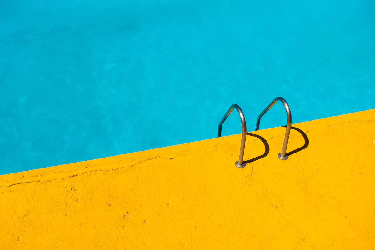 Échelle d'une piscine bleue